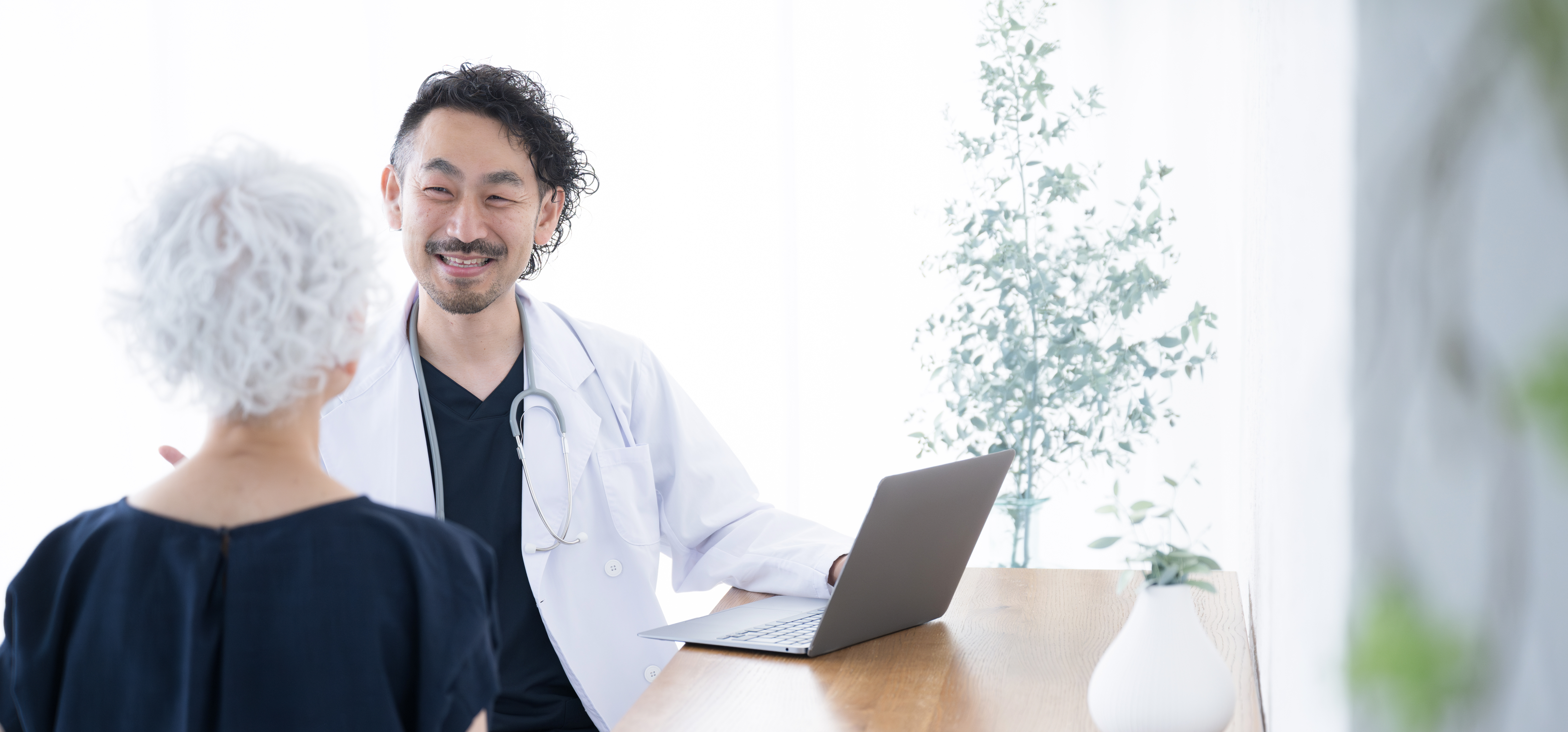 Nurse providing supportive behavioural health care in a facility accredited under DNV’s NIAHO psychiatric hospital standards