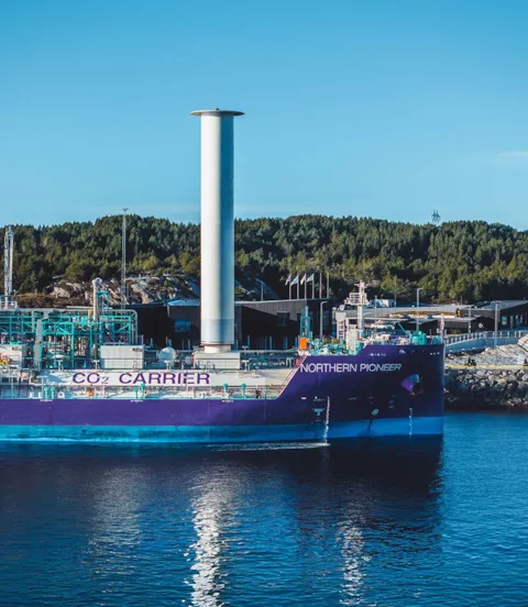 LCO2 Carrier at bunkering hub