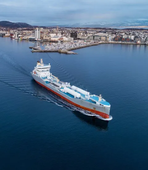Ammonia or hydrogen-fuelled vessel