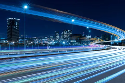 弯道上繁忙的光路