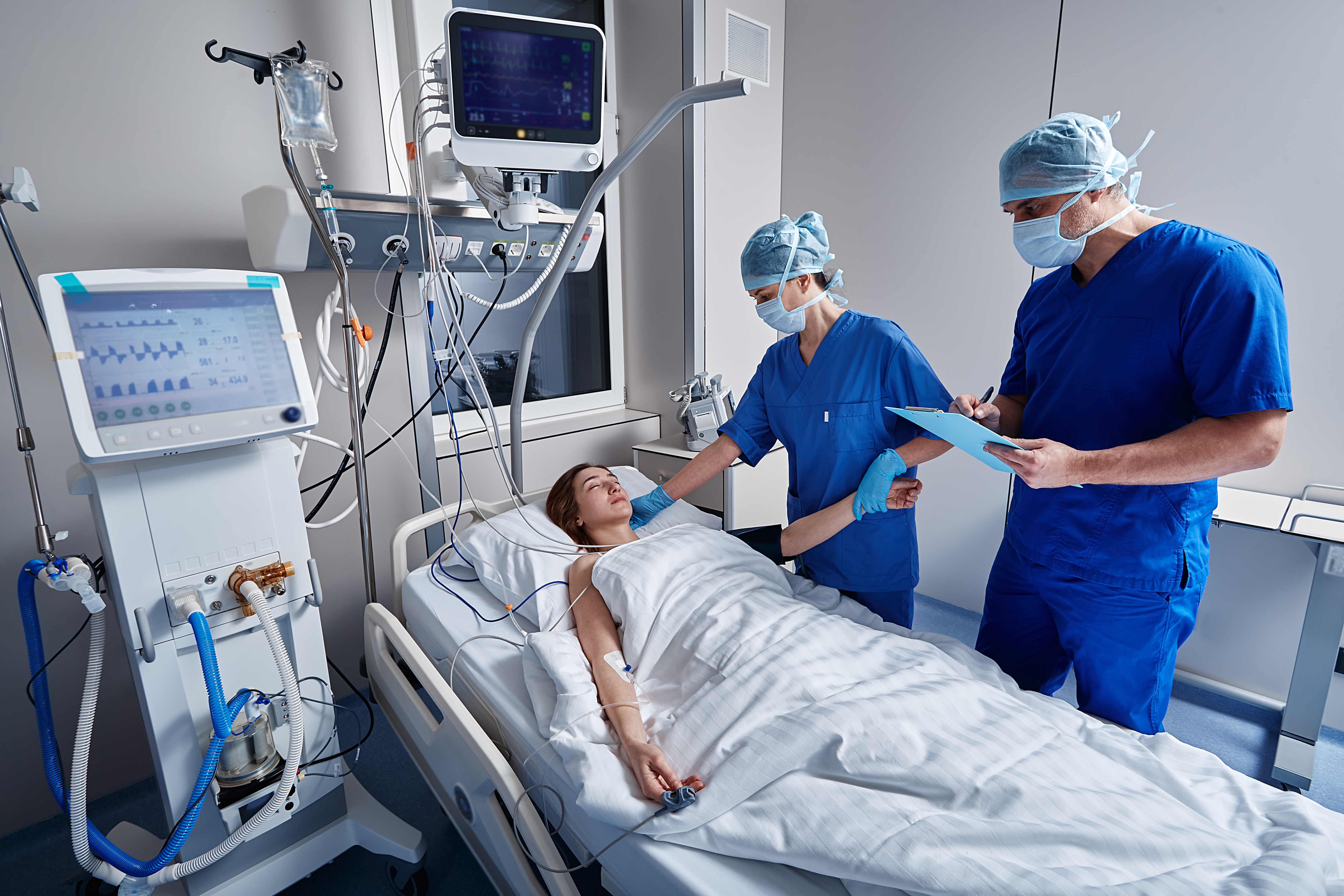 Healthcare team reviewing stroke patient imaging and coordinating advanced stroke centre care, reflecting the benefits of DNV CSC certification