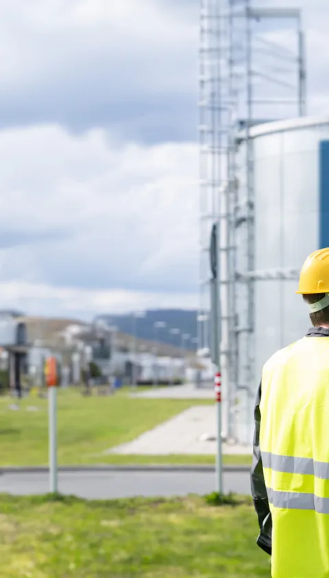 hydrogen plant worker