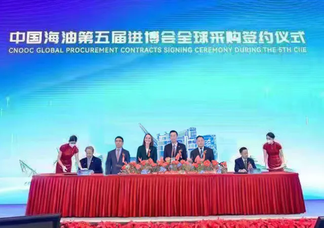 During the 5th China International Import Expo (CIIE) in Shanghai, Chinese state-owned oil and gas company CNOOC and DNV signed a strategic cooperation agreement to promote the green transformation of marine energy. 