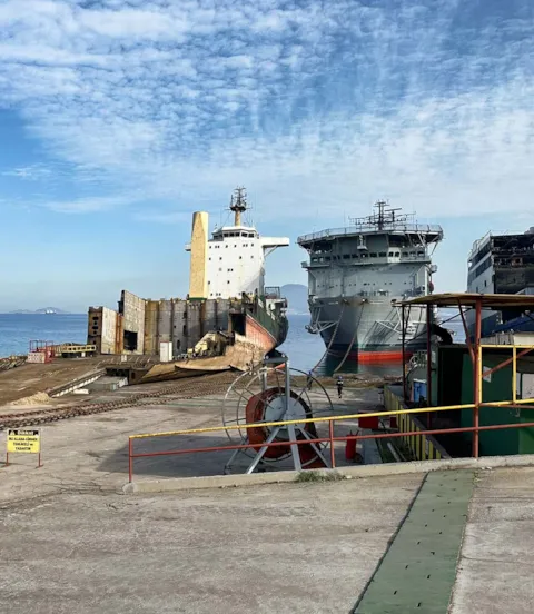 Ship breaking conducted on impermeable floor