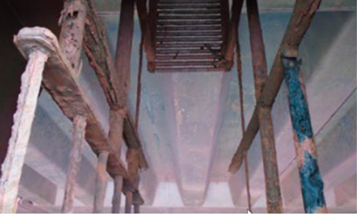 Figure 2: The cross-deck upper platform on a 10-year-old bulk carrier – missing platform