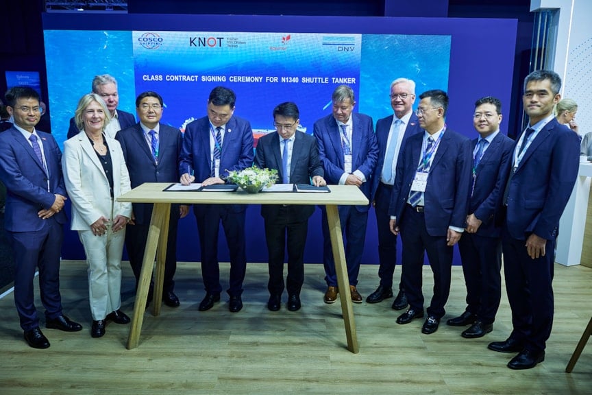 Mr. Guo Zhiqiang, Deputy General Manager, Commercial Headquarters, COSCO Shipping Heavy Industry (left), signed the new class agreement with Mr. James Huang, SVP, Strategic Market and Customer Relations Director at DNV Maritime (right).