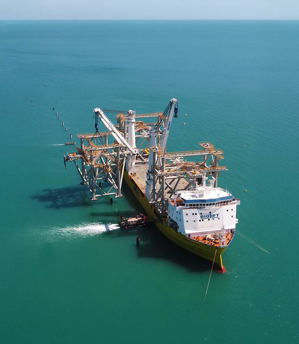 Vessel performing heavy lift operations