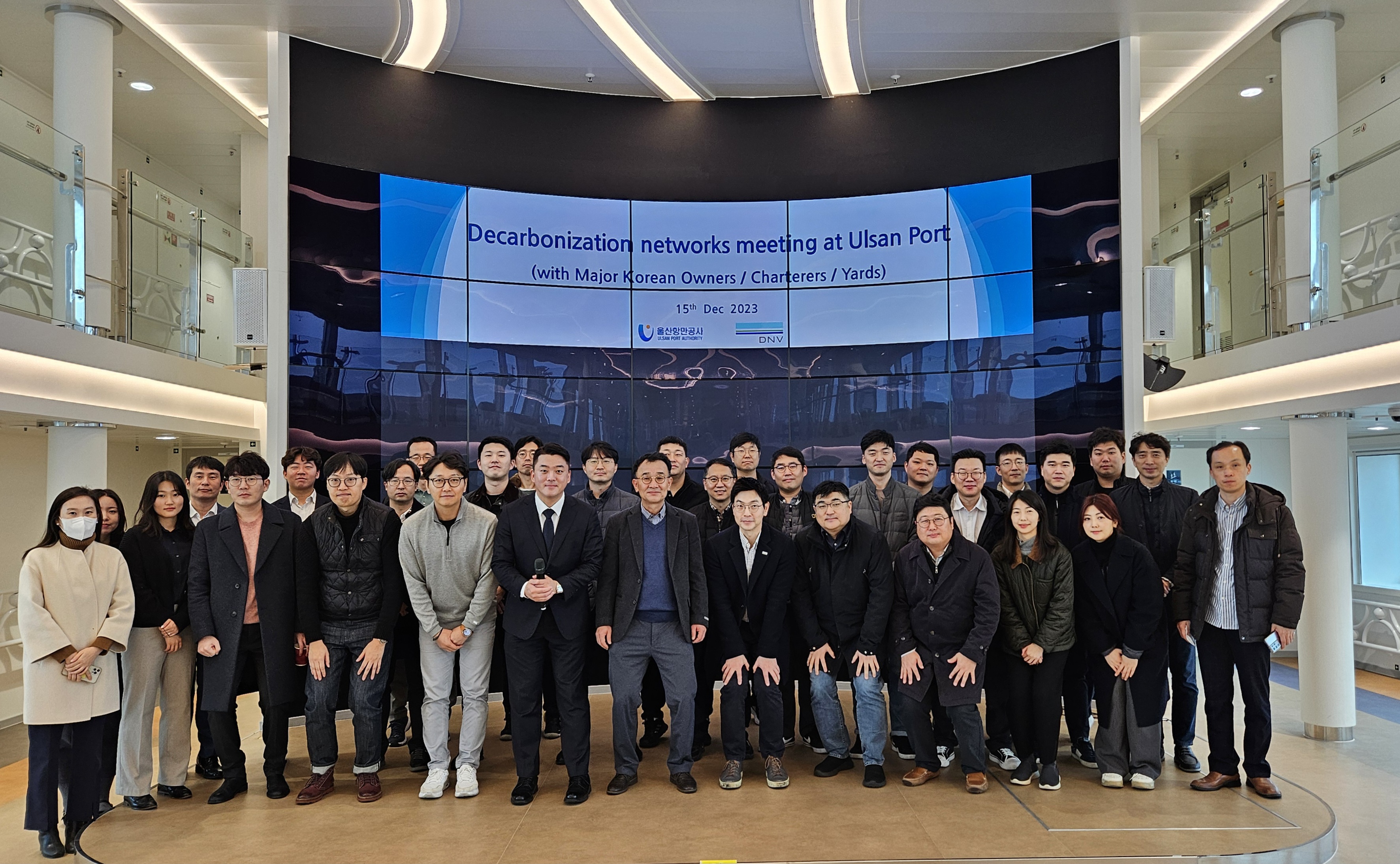 Group photo of Decarbonisation network meeting at Ulsan Port: 6th from left: Byeonggu Kim (Director,UPA)and Sung Ho Shin (Business Development Manager, DNV)