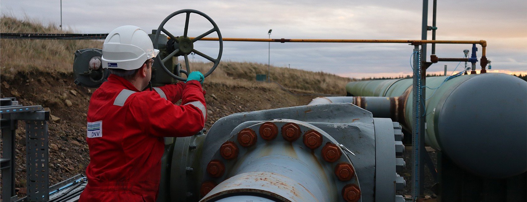 Surveyor and hydrogen pipe