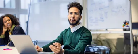 男人在分享观点