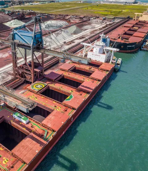 https://www.dnv.com/contentassets/e876e6a5b51a4af9960eb5db746bfb97/m2_bulk_635_bulk_carrier_loading_iron_ore_at_port.jpg?format=webp&mode=crop&quality=90&scale=both&width=480