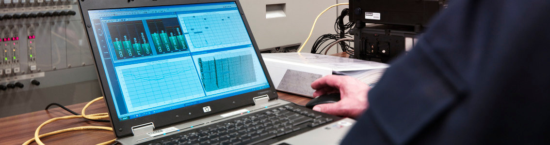 Mobile test equipment for testing frequency and voltage control of power plants