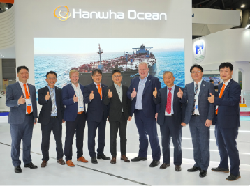 DNV and Hanwha representatives