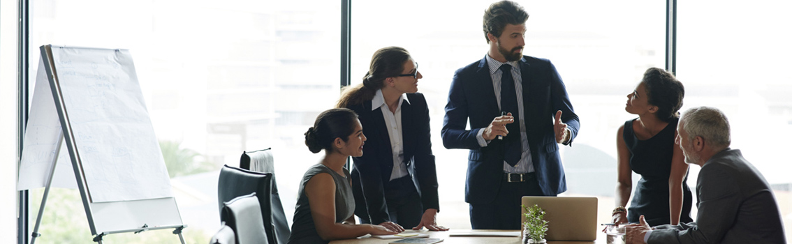 Grupp av människor som arbetar i ett kontorsrum