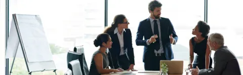 Grupp av människor som arbetar i ett kontorsrum