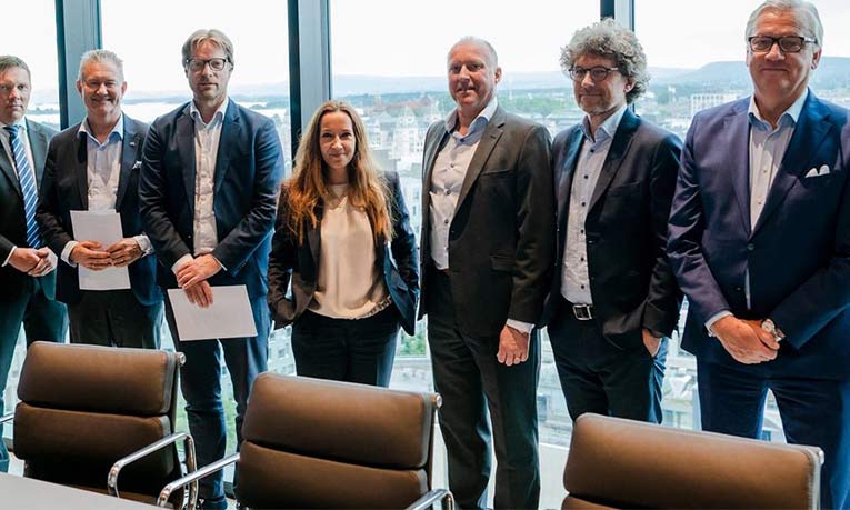 Astrup Fearnley and Veracity contract signing