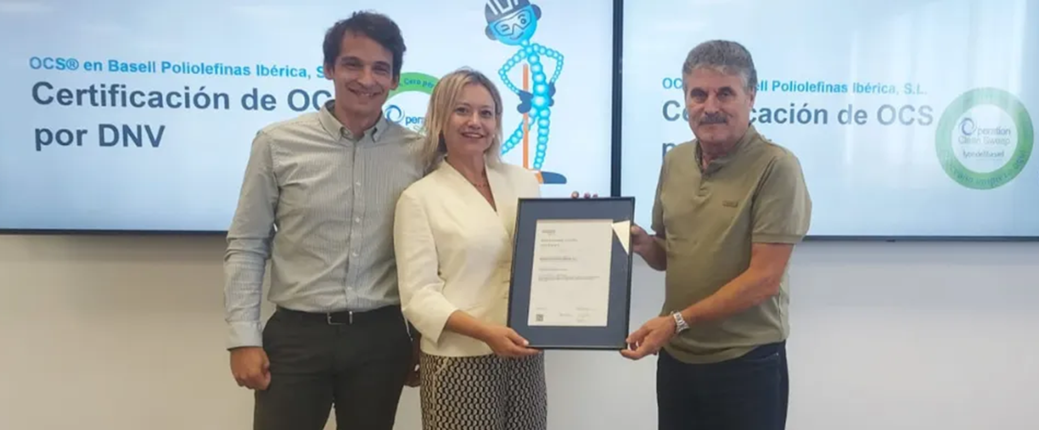 OCS证书颁发仪式，从左到右：LyondellBasell环境经理Carlos Zapico；DNV伊比利亚国家经理Ana del Rio；LyondellBasell场所经理Eduardo Chicote