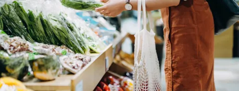 在超市中挑选有机食品