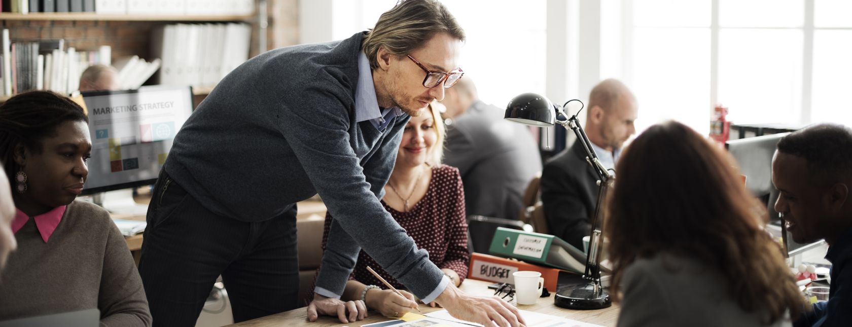 Människor som arbetar tillsammans vid ett bord