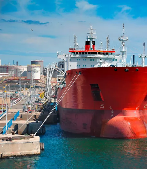 KP_Ind_230_ship_moored_at_pier
