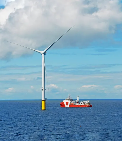 SOV_closing_in_on_wind_turbine.jpg