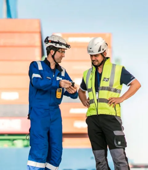DNV_surveyor_in_conversation_with_crew_member.jpg