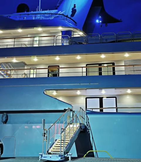 Megayacht_gangway.jpg