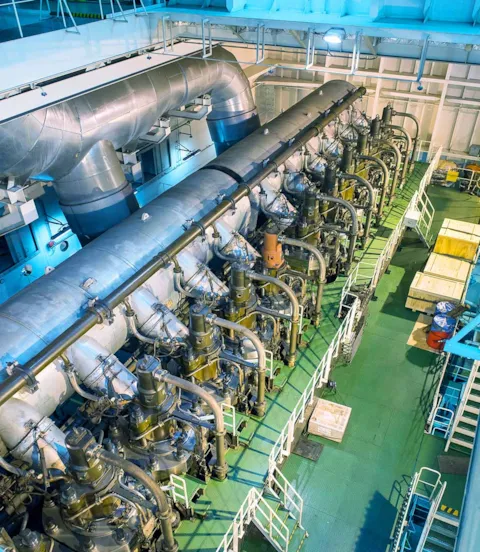 Main_engine_of_a_containership.jpg