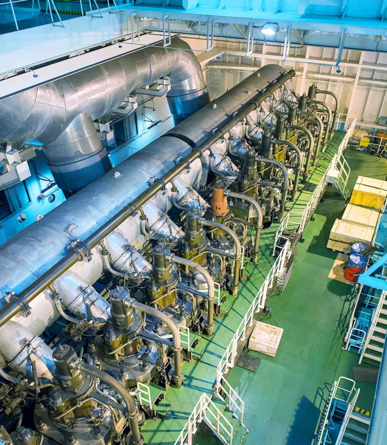 Main_engine_of_a_containership.jpg