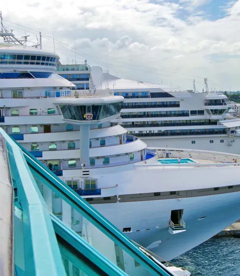 Cruise_ships_in_port.jpg