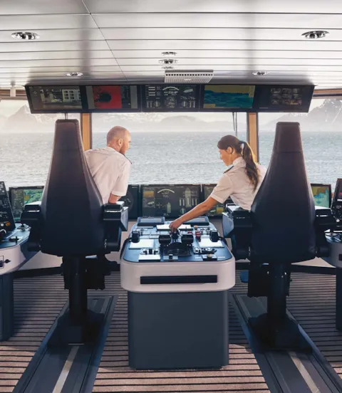 M1_Cru_489_Crew_on_the_bridge_of_National_Geographic_Endurance.jpg