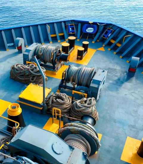 M1_Ind_230_mooring_equipment_on_forecastle