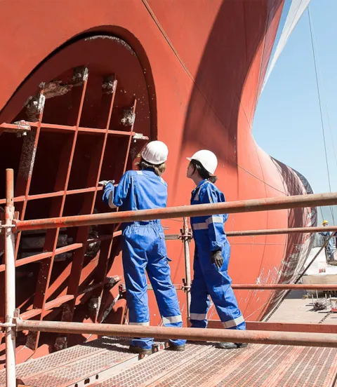 DNV_surveyors_inspecting_bow_thruster_tunnel
