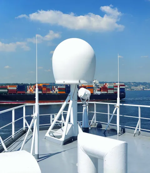 Satellite_antenna_on_container_ship.jpg