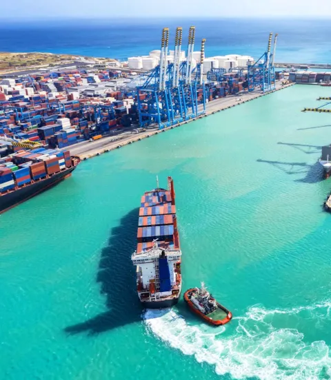 Container_ship_in_sunny_port.jpg