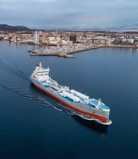 M1_Ind_424_LNG_fuelled_tanker_leaving_port.jpg