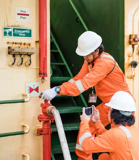 M1_Ind_468_crew_members_checking_fire_fighting_equipment.jpg