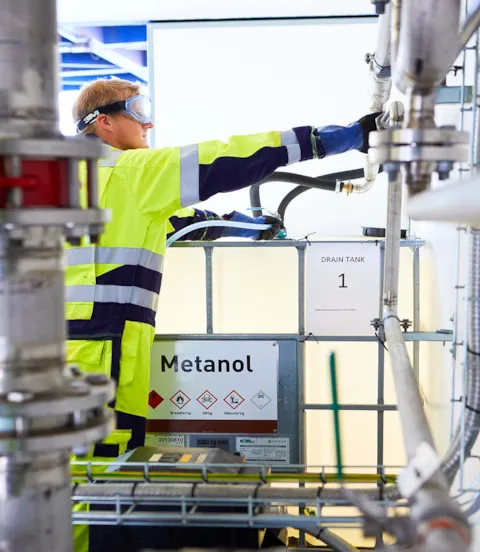 Stena_employee_handling_methanol_equipment.jpg