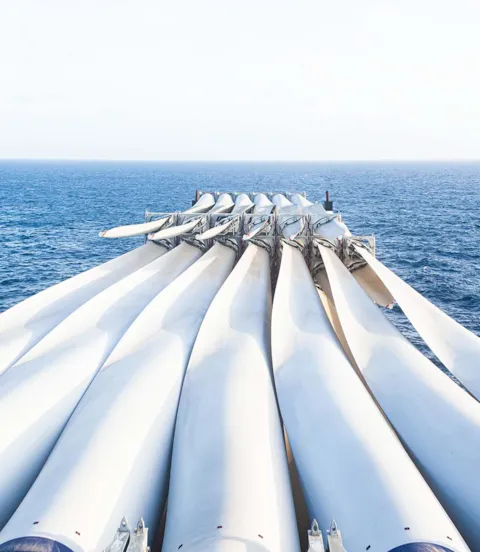 M1_MPV_Bul_493_wind_turbine_blades_on_a_transport_ship.jpg