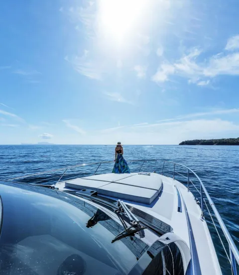 Guest_on_megayacht.jpg