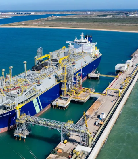 M2_Gas_335_BW_Magna_at_berth