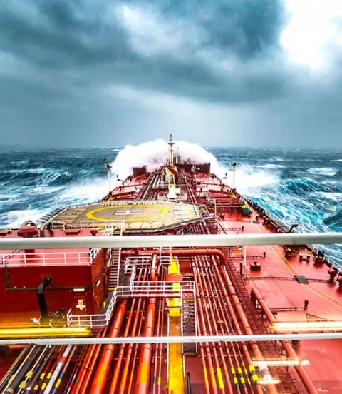 M2_Ind_332_Altera_shuttle_tanker_in_hurricane