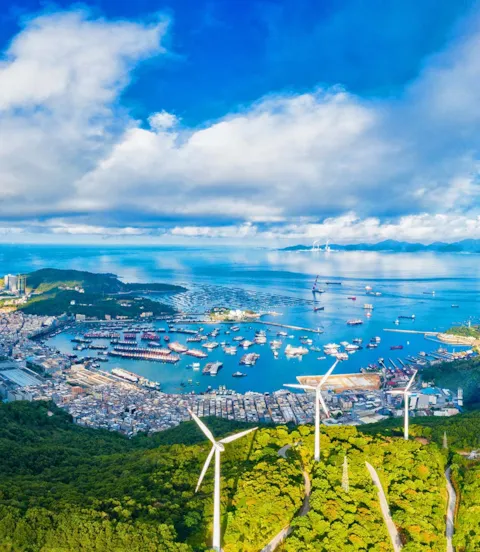 Wind_turbines_sitting_on_the_hillls_above_the_port.jpg