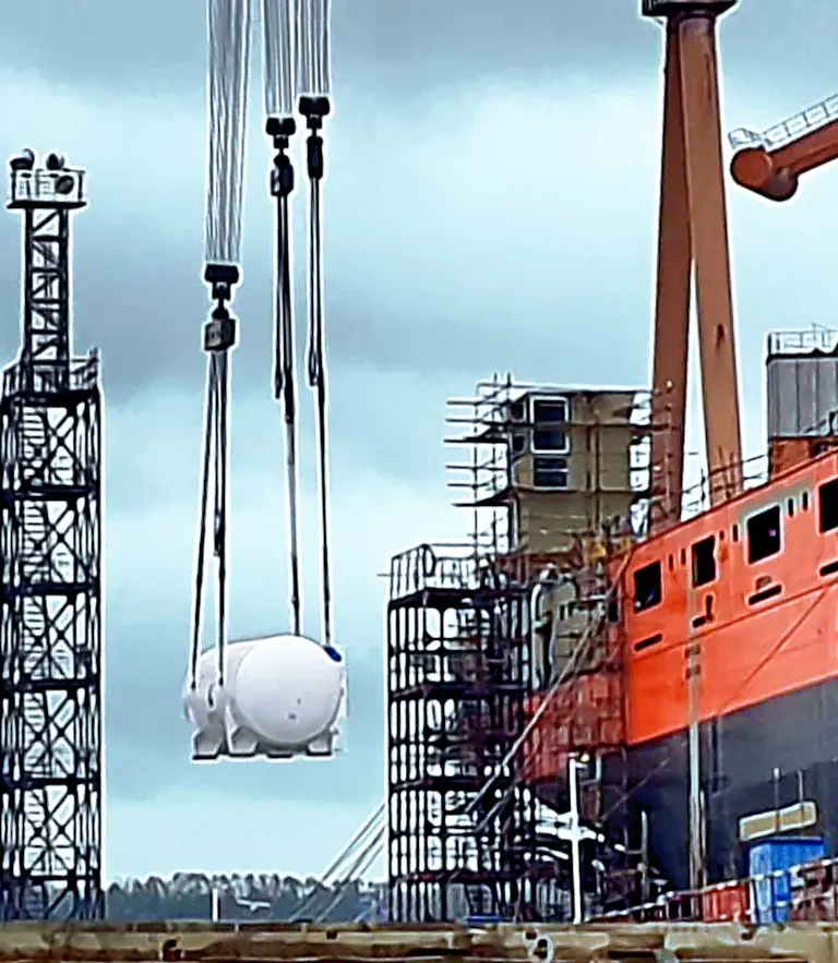 LNG_tank_hoisted_aboard.jpg