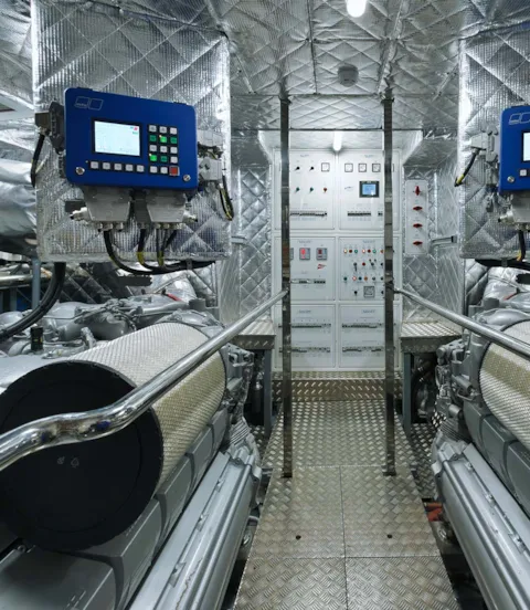 M2_yacht_286_yacht_engine_room