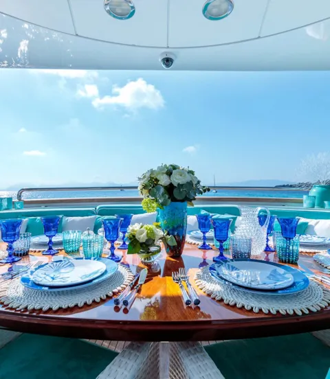Table_set_for_large_number_guests.jpg