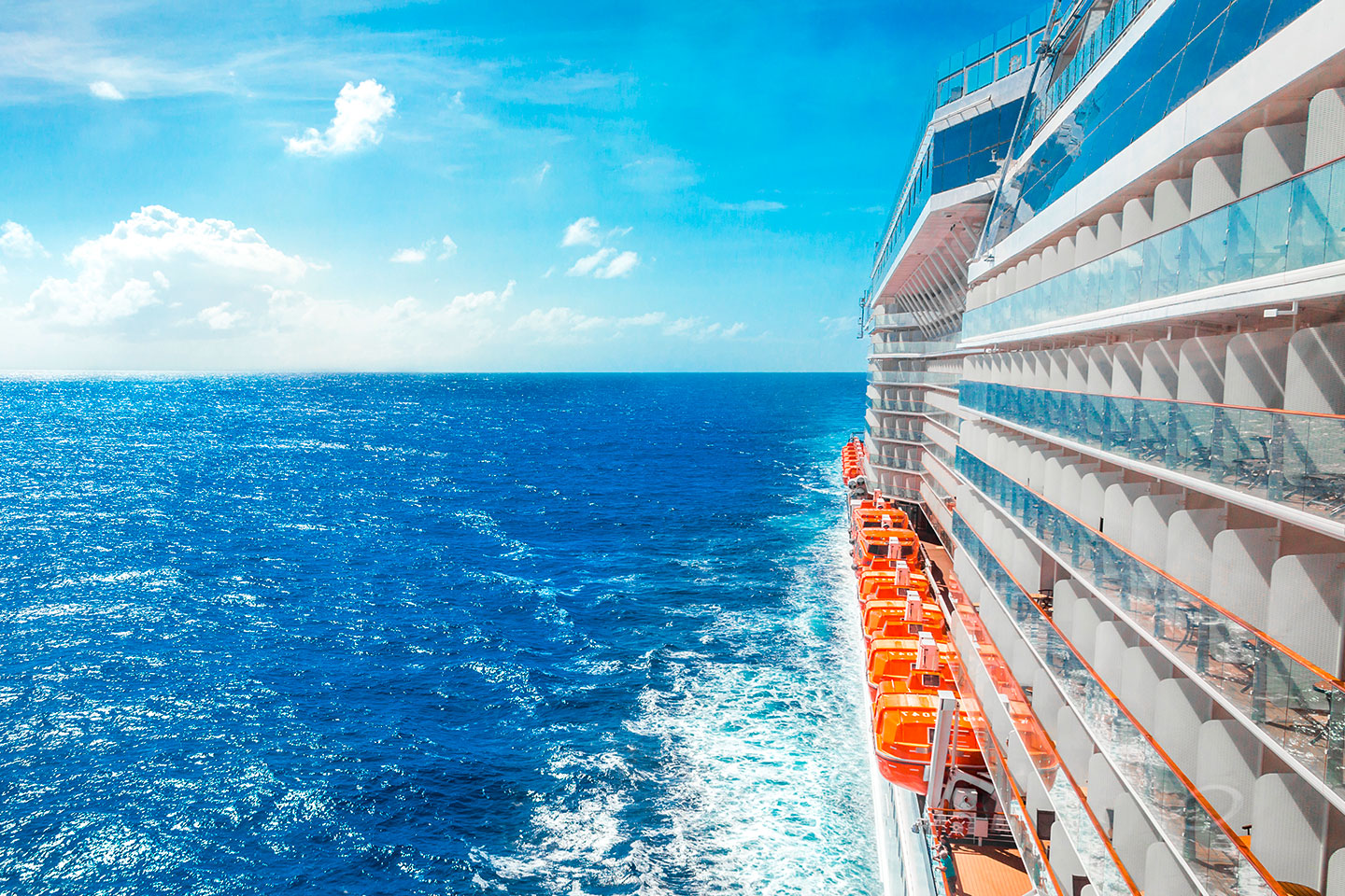 MI_Cru_342_cruise_ship_at_sea