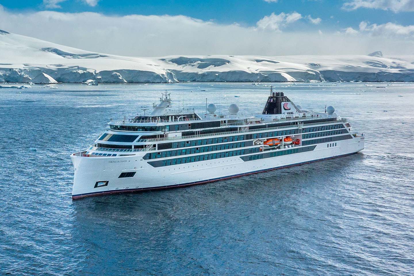 MI_Cru_444_Viking_Octantis_in arctic_waters.jpg