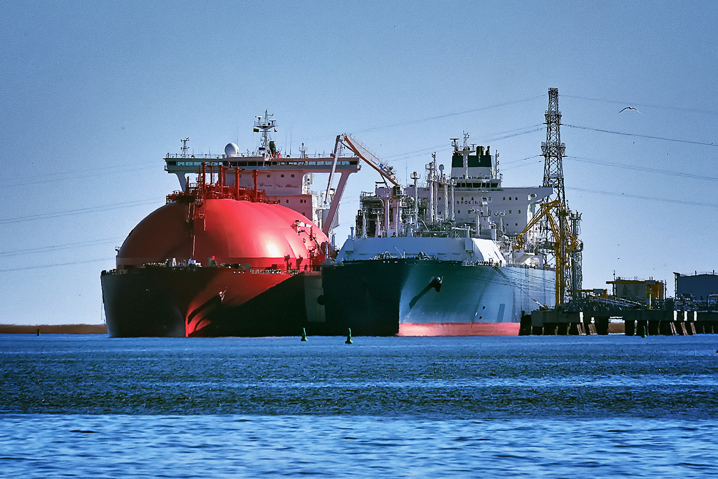 Gas_carriers_side_by_side