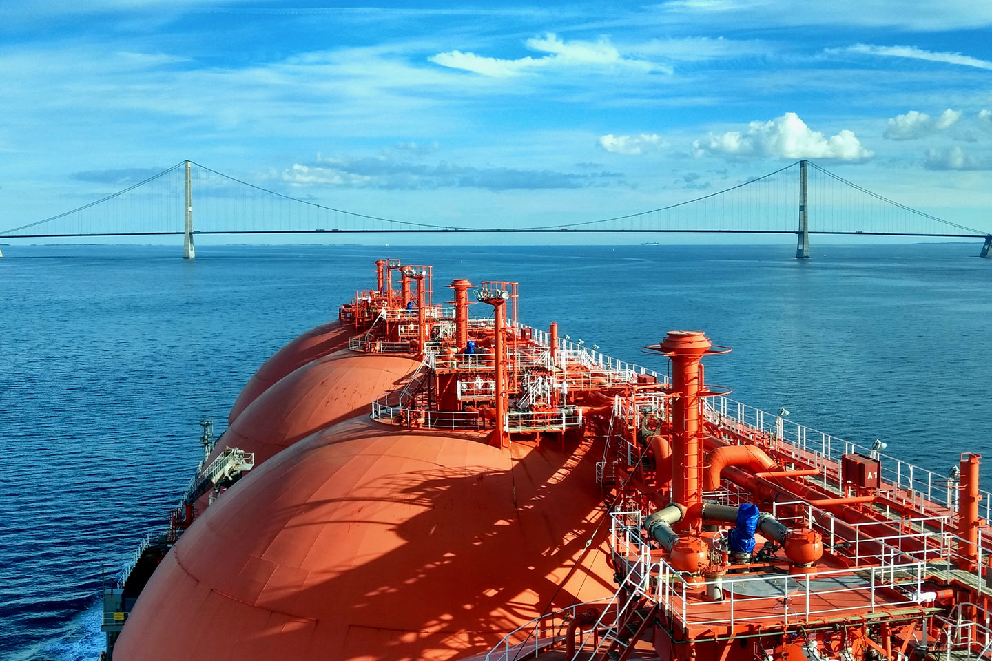 MI_Gas_336_LNG_Carrier_approaching_bridge